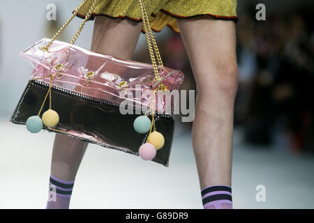 Ein Model spaziert auf dem Laufsteg bei der Geschwistermesse Spring/Summer 2016 London Fashion Week im BFC Show Space, London. Stockfoto