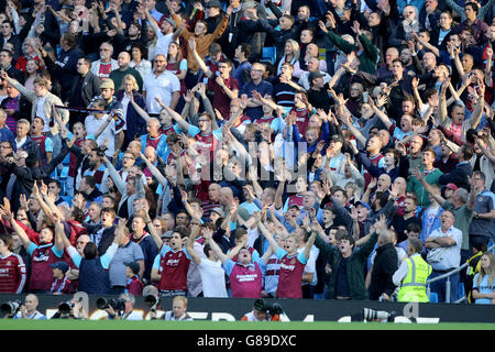 Fußball - Barclays Premier League - Manchester City / West Ham United - Etihad Stadium. Fans von West Ham united feiern Stockfoto