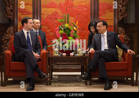 Der Schatzkanzler George Osborne führt Gespräche mit dem chinesischen Premierminister Li Keqiang in seinem Büro in Peking, China. Stockfoto