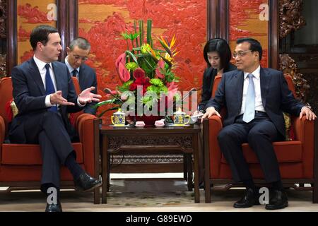 Der Schatzkanzler George Osborne führt Gespräche mit dem chinesischen Premierminister Li Keqiang in seinem Büro in Peking, China. Stockfoto