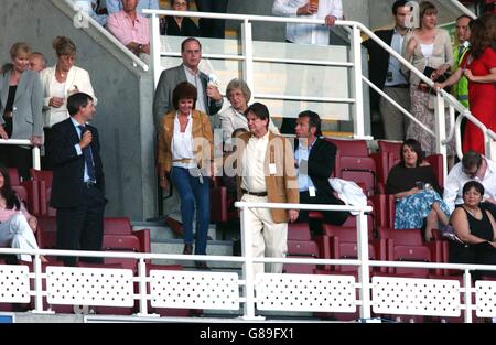 Elton John Concert - Madejski Stadium. Der FC-Vorsitzende John Madejski führt Cilla Black auf ihren Platz, bevor Sir Elton John auf der Bühne auftritt. Stockfoto