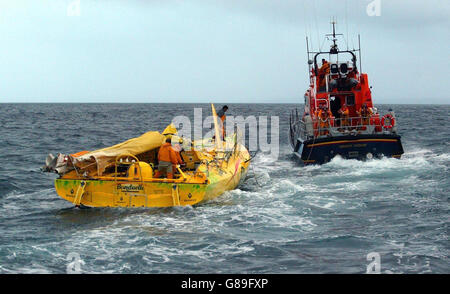 Das Lerwick Lifeboat wird während des Calais Round Britain and Ireland Race von dem französischen Segler Jean Le Cam und seiner Crew an Bord von Bondulelle einige Meilen östlich der Shetland Isles gerettet. Stockfoto