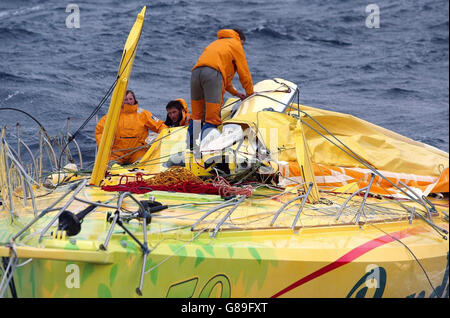 Der französische Segler Jean Le Cam und seine Crew an Bord von Bondulelle begutachten die Überreste ihres zerbrochenen Mastes ein paar Meilen östlich der Shetland-Inseln. Stockfoto