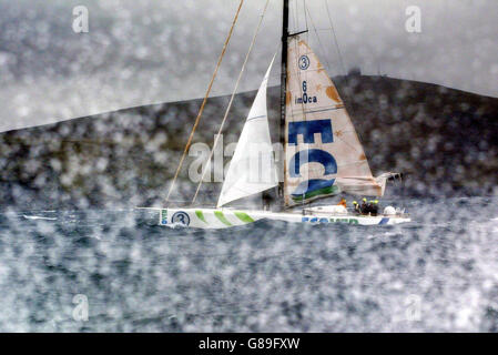 Calais Runde Großbritannien und Irland Rennen. Meeresspray umgibt Mike Goldings Yacht ECOVERS, die die Flotte führt, während sie die Shetland Isles passiert. Stockfoto