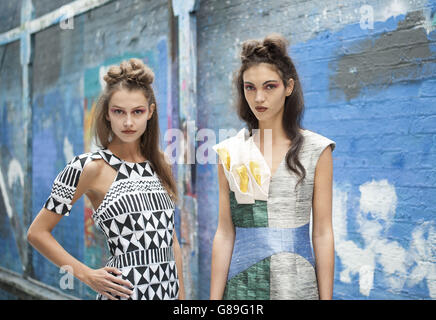 Models auf der Tata Naka Spring/Summer 2016 London Fashion Week Präsentation in den Elms Lesters Painting Rooms. Stockfoto