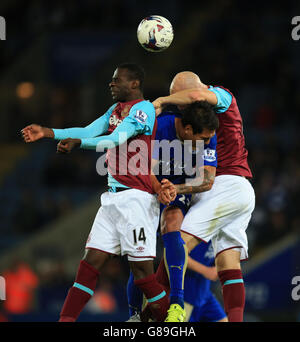 Fußball - Capital One Cup - Dritte Runde - Leicester City / West Ham United - King Power Stadium. Leonardo Ulloa von Leicester City fordert Pedro Obiang und James Collins von West Ham United heraus Stockfoto