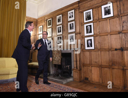 Premierminister David Cameron (links) und der französische Präsident Francois Hollande sehen sich Fotos ehemaliger britischer Premierminister in Chequers, Buckinghamshire an. Stockfoto