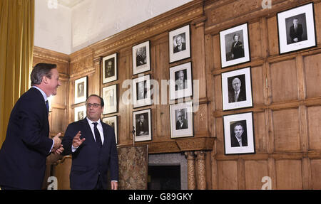 Premierminister David Cameron (links) und der französische Präsident Francois Hollande sehen sich Fotos ehemaliger britischer Premierminister in Chequers, Buckinghamshire an. Stockfoto