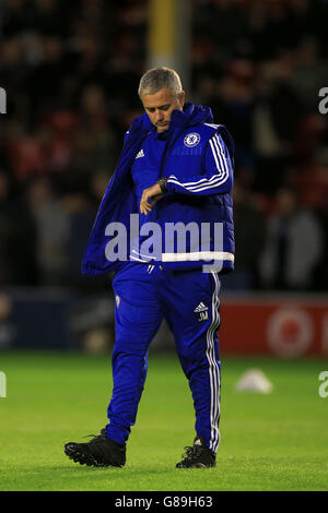 Chelsea-Manager Jose Mourinho überprüft seine Uhr während des Warm-up für den Capital One Cup, das dritte Runde Spiel im Banks' Stadium, Walsall. DRÜCKEN Sie VERBANDSFOTO. Bilddatum: Mittwoch, 23. September 2015. Siehe PA Geschichte FUSSBALL Walsall. Bildnachweis sollte lauten: Nick Potts/PA Wire. Online-in-Match-Nutzung auf 45 Bilder beschränkt, keine Videoemulation. Keine Verwendung bei Wetten, Spielen oder Veröffentlichungen für einzelne Vereine/Vereine/Vereine/Spieler. Stockfoto