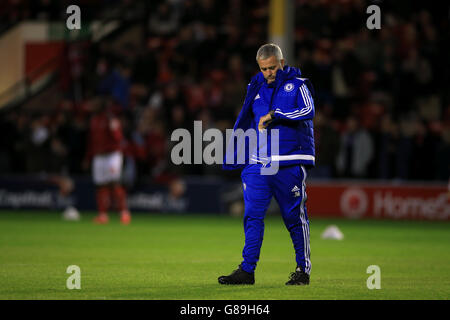 Chelsea-Manager Jose Mourinho überprüft seine Uhr während des Warm-up für den Capital One Cup, das dritte Runde Spiel im Banks' Stadium, Walsall. Stockfoto