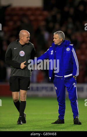 Chelsea-Manager Jose Mourinshin schüttelt sich vor dem dritten Spiel des Capital One Cup im Banks' Stadium, Walsall, die Hände mit Schiedsrichter Lee Mason (links). Stockfoto