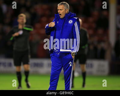 Chelsea-Manager Jose Mourinho gähnt während des Warm-up für den Capital One Cup, dem dritten Spiel im Banks' Stadium, Walsall. DRÜCKEN Sie VERBANDSFOTO. Bilddatum: Mittwoch, 23. September 2015. Siehe PA Geschichte FUSSBALL Walsall. Bildnachweis sollte lauten: Nick Potts/PA Wire. Online-in-Match-Nutzung auf 45 Bilder beschränkt, keine Videoemulation. Keine Verwendung bei Wetten, Spielen oder Veröffentlichungen für einzelne Vereine/Vereine/Vereine/Spieler. Stockfoto