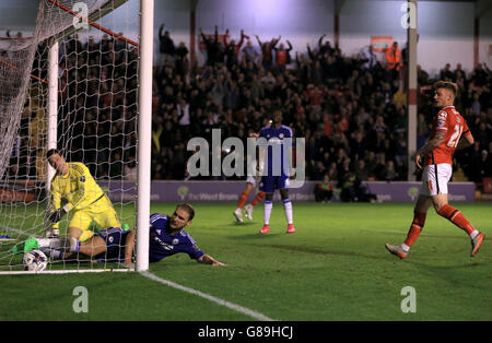 Chelsea-Torhüter Asmir Begovic (links) und Teamkollege Branislav Ivanovic (zweiter links) verhindern nicht, dass Walsall's James O'Connor (Hintergrund) während des dritten Spiels im Banks' Stadium, Walsall, ihr erstes Tor erzielte. Stockfoto