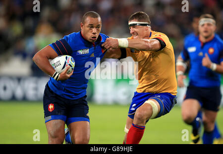 Der Franzose Gael Fickou versucht, Rumäniens Mihai Macovei (rechts) während des Rugby-Weltcupspiels im Olympiastadion in London auszuhändigen. Stockfoto