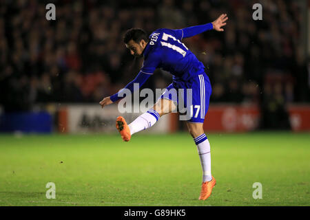 Chelsea's Pedro erzielt das vierte Tor des Spiels während des Capital One Cup, das dritte Runde Spiel im Banks' Stadium, Walsall. Stockfoto