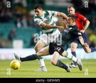 Tomas Rogic (links) von Celtic und Ross Matthews von Raith Rovers kämpfen in der dritten Runde des Scottish Communities League Cup im Celtic Park, Glasgow, um den Ball. Stockfoto