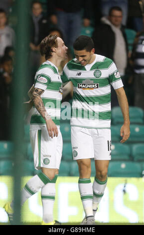 Der Celtic-Spieler Stefan Johansen (links) feiert das zweite Tor seiner Mannschaft mit Teamkollege Tomas Rogic während der dritten Runde des Scottish Communities League Cup in Celtic Park, Glasgow. Stockfoto