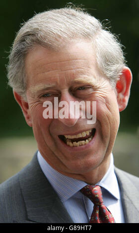 Der Prinz von Wales in den Gärten von Highgrove Haus in Gloucestershire, wo er sich an Mitglieder des National Gardens Scheme. Die NGS, deren Schirmherr der Prinz ist, öffnet private Gärten für die Öffentlichkeit, um Mittel für Wohltätigkeitsorganisationen zu sammeln. Stockfoto