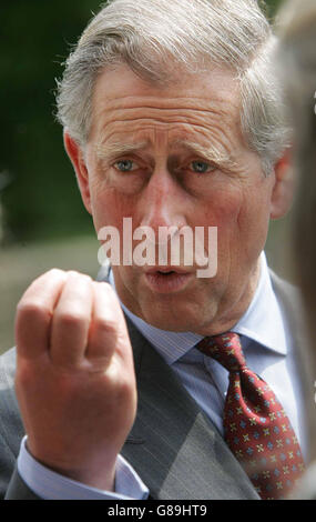 Der Prinz von Wales in den Gärten von Highgrove Haus in Gloucestershire, wo er sich an Mitglieder des National Gardens Scheme. Die NGS, deren Schirmherr der Prinz ist, öffnet private Gärten für die Öffentlichkeit, um Mittel für Wohltätigkeitsorganisationen zu sammeln. Stockfoto