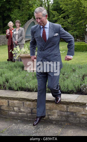 Der Prinz von Wales in den Gärten von Highgrove Haus in Gloucestershire, wo er sich an Mitglieder des National Gardens Scheme. Die NGS, deren Schirmherr der Prinz ist, öffnet private Gärten für die Öffentlichkeit, um Mittel für Wohltätigkeitsorganisationen zu sammeln. Stockfoto