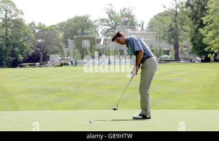 Golf - die BMW Meisterschaft 2005 - Wentworth. Phil Edwards am 1. Green am dritten Tag. Stockfoto