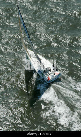 Nach sieben Tagen Mike Golding und die Crew an Bord ECOVERS führen die Flotte in der Calais Round Britain Race, aber nicht mehr als zwei nautische Meilen Samstag, 28. Mai 2005, wie sie den Strich nach Süden durch Great Yarmouth. Stockfoto