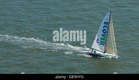 Nach sieben Tagen führen Mike Golding und die Besatzung an Bord VON ECOVERS die Flotte beim Calais Round Britain Race an, aber nicht mehr als zwei Seemeilen, als sie den DASH South durch Great Yarmouth führen. Stockfoto