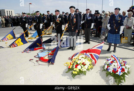 Veteranen des Zweiten Weltkriegs besuchen einen Gedenkgottesdienst an den Stränden von Dünkirchen in Frankreich zum 65. Jahrestag der Operation Dynamo, der Evakuierung von Dünkirchen, 1940 kamen Hunderte von Little Ships der britischen Admiralität zu Hilfe und halfen, etwa 338,000 alliierte Truppen vor der Eroberung durch die vorrückende Nazi-Armee zu retten. Stockfoto