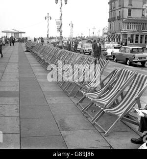 Liegestühle - Brighton Promenade. Liegestühle an der Promenade von Brighton. Stockfoto