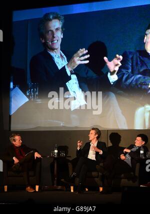 Frank Skinner interviewt Peter Capaldi und Steven Moffat beim Radio Times Festival on the Green im Hampton Court Palace, London. Stockfoto