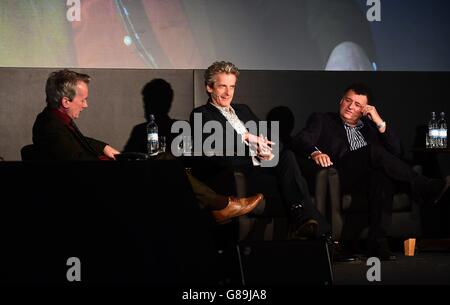 Frank Skinner interviewt Peter Capaldi und Steven Moffat beim Radio Times Festival on the Green im Hampton Court Palace, London. Stockfoto