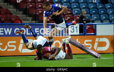 Huddersfield Giants Jermaine McGillvary versucht beim ersten Super-League-Super-8-Match im John Smiths Stadium, Huddersfield, gegen die Leeds Rhinos Zak Hardaker und Ryan Hall (rechts). Stockfoto