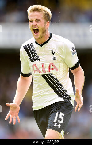 Eric Dier von Tottenham Hotspur feiert sein erstes Tor während des Spiels in der Barclays Premier League in der White Hart Lane, London. Stockfoto