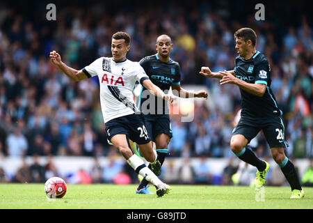 Tottenham Hotspur's DELE Alli (links) kommt von Manchester City's Martin Demichelis (rechts) während des Barclays Premier League Spiels in der White Hart Lane, London. Stockfoto