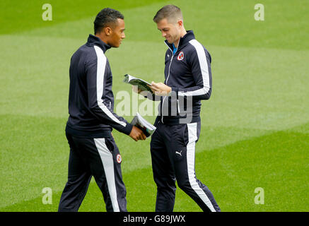 Fußball - Sky Bet Championship - Burnley gegen Reading - Turf Moor. Leserinnen und Leserinnen gehen auf den Platz auf dem Turf Moor, dem Fußballplatz von Burnley Stockfoto