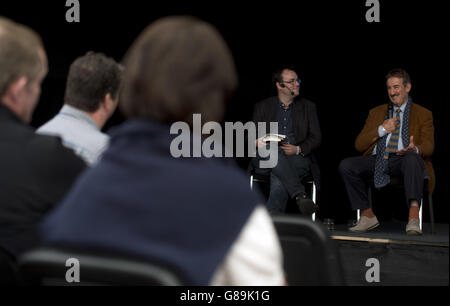 John Challis (erster rechts) wird von Tim Glanfield (zweiter rechts) über Boycie beim Radio Times Festival on the Green im Hampton Court Palace, London interviewt. Stockfoto