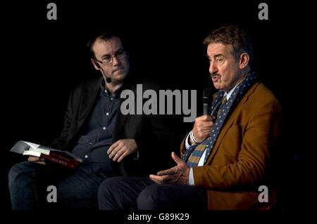 John Challis (rechts) wird von Tim Glanfield (links) über Boycie beim Radio Times Festival on the Green im Hampton Court Palace, London interviewt. Stockfoto