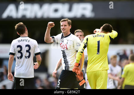 Jan Vertonghen (Mitte) von Tottenham Hotspur feiert den Sieg nach dem letzten Pfiff beim Barclays Premier League Spiel in der White Hart Lane, London. Stockfoto