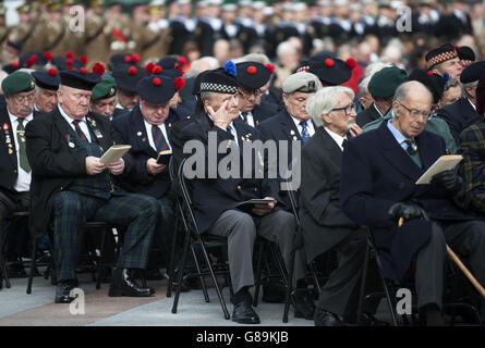 Veteranen schlossen sich dem Prince of Wales und der Herzogin von Cornwall, bekannt als Herzog von Rothesay, an, als sie in Schottland Und etwa 1,000 Menschen vor der Caird Hall auf dem City Square, Dundee, Schottland, um sich an die zu erinnern, die in der Schlacht von Loos, einer der größten Schlachten des Ersten Weltkriegs, gekämpft haben. Stockfoto