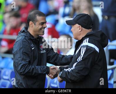 Fußball - Sky Bet Championship - Cardiff City / Charlton Athletic - Cardiff City Stadium. Russell Slade, Manager von Cardiff City, und Charlton Athletic-Cheftrainer Guy Luzon. Stockfoto