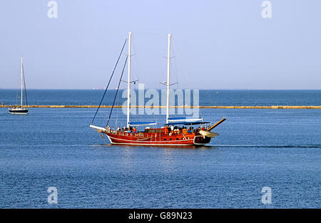 ODESSA, UKRAINE - 21. Juli 2012: Unbekannte Menschen in touristischen Ausflugsboot im Schwarzen Meer in Odessa, Ukraine Stockfoto