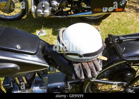 Helm und Handschuhe auf ein altes Motorrad Stockfoto