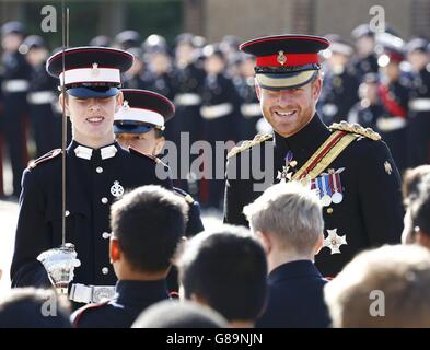 Prinz Harry inspiziert die Studentenwächter während seines Besuchs in der Royal Military School des Herzogs von York in Dover. Stockfoto