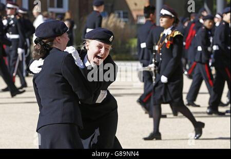 Die Schüler reagieren nach einem überraschenden Besuch von Prinz Harry an der Royal Military School des Duke of York in Dover. Stockfoto