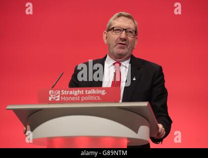 Der Generalsekretär der Gewerkschaft Unite, Len McCluskey, hält eine Rede am zweiten Tag der Konferenz der Labour Party im Brighton Centre in Brighton, Sussex. Stockfoto