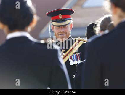 Prinz Harry inspiziert die Studentenwächter während seines Besuchs in der Royal Military School des Herzogs von York in Dover. Stockfoto