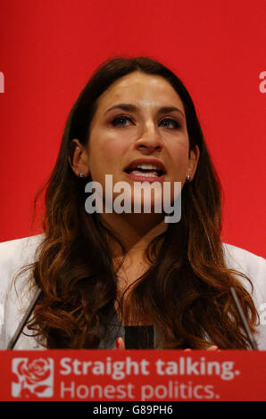 Die Schattenministerin für psychische Gesundheit Luciana Berger hält ihre Rede am letzten Tag der Jahreskonferenz der Labour Party im Brighton Centre in Brighton, Sussex. Stockfoto