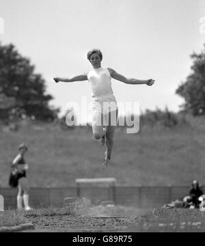 Südlichen Grafschaften Frauen Leichtathletik Meisterschaften - Weitsprung - Mary Rand - Polytechnischen Stadion, London Stockfoto