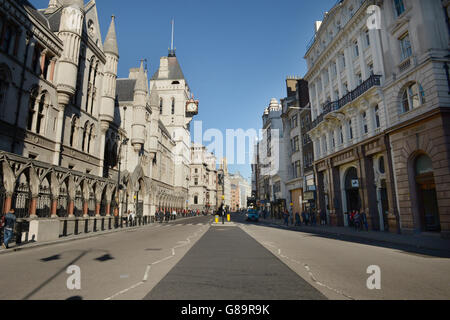 Aktien der Royal Courts of Justice. Gesamtansicht der Royal Courts of Justice am Strand. Stockfoto