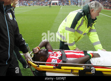 Mame Biram Diouf von Stoke City lässt das Spielfeld während des Spiels der Barclays Premier League in Villa Park, Birmingham, verletzt auf einer Bahre liegen. Stockfoto